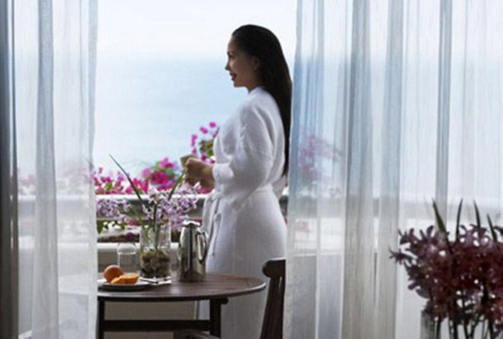 Miri Marriott Resort & Spa Δωμάτιο φωτογραφία A woman wearing a bathrobe