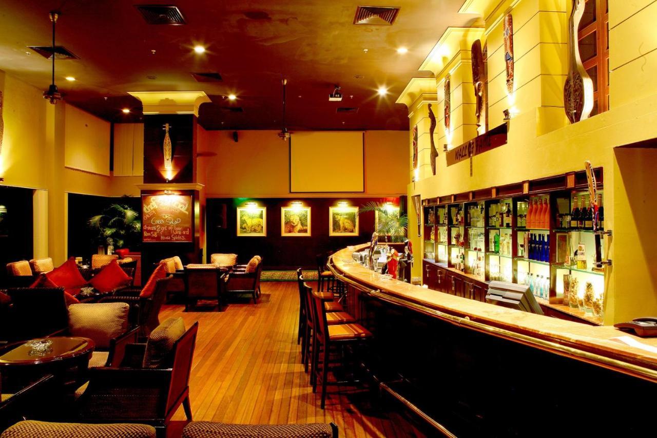 Miri Marriott Resort & Spa Εξωτερικό φωτογραφία The bar at the hotel