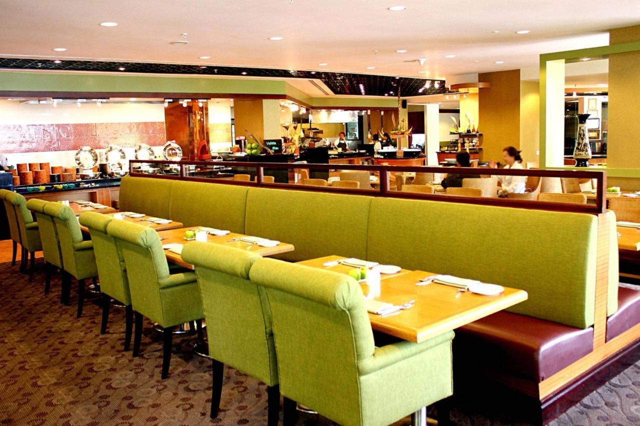 Miri Marriott Resort & Spa Εξωτερικό φωτογραφία The interior of a typical buffet restaurant