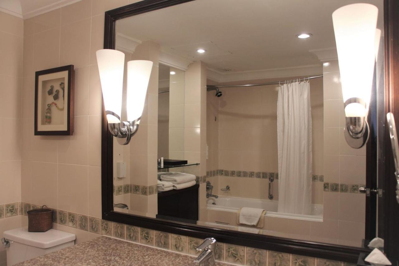 Miri Marriott Resort & Spa Εξωτερικό φωτογραφία A bathroom mirror
