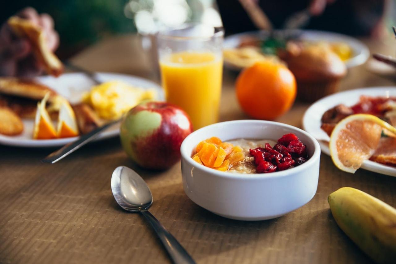 Miri Marriott Resort & Spa Εξωτερικό φωτογραφία A healthy breakfast