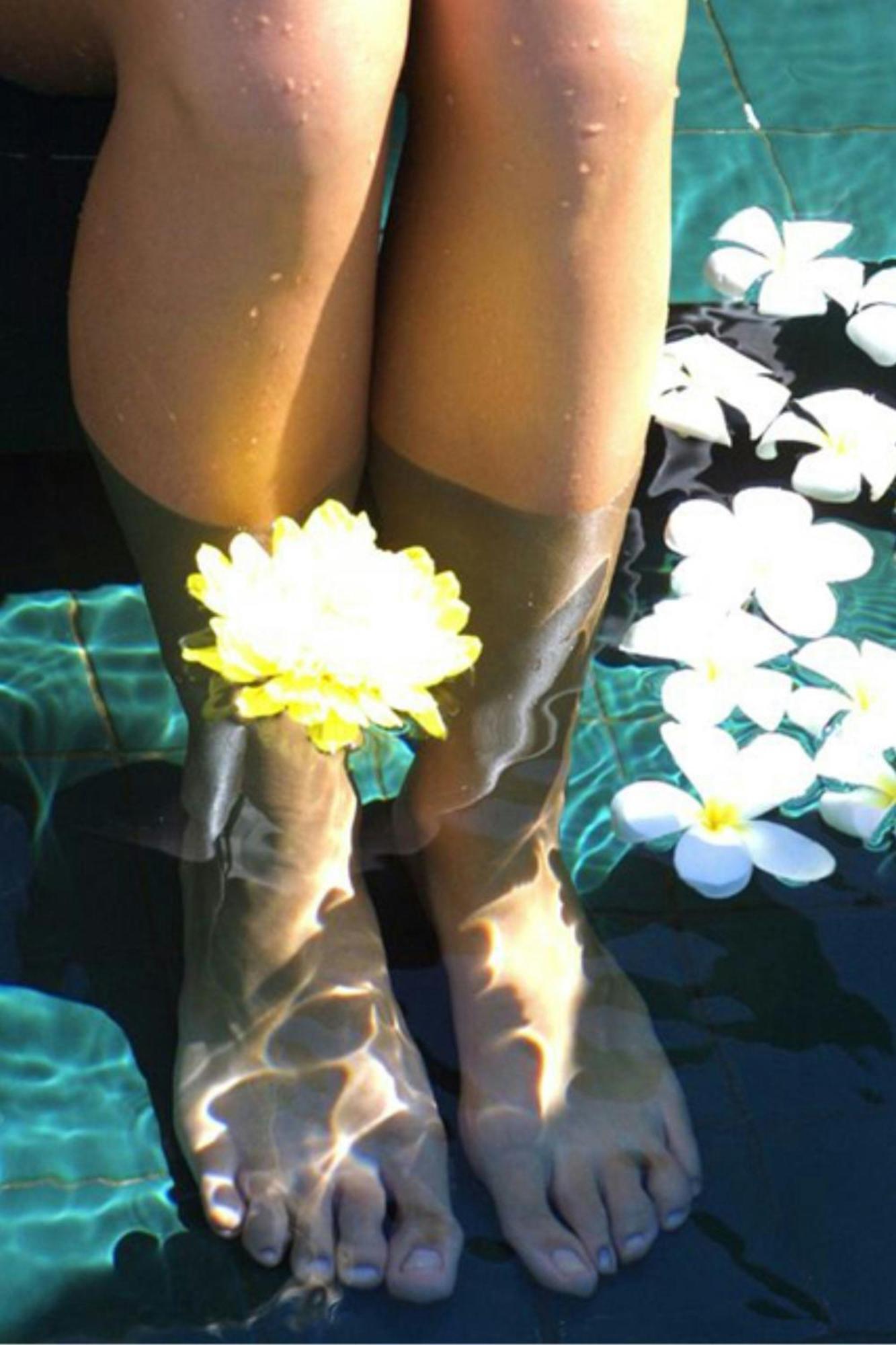 Miri Marriott Resort & Spa Εξωτερικό φωτογραφία A woman wearing rain boots