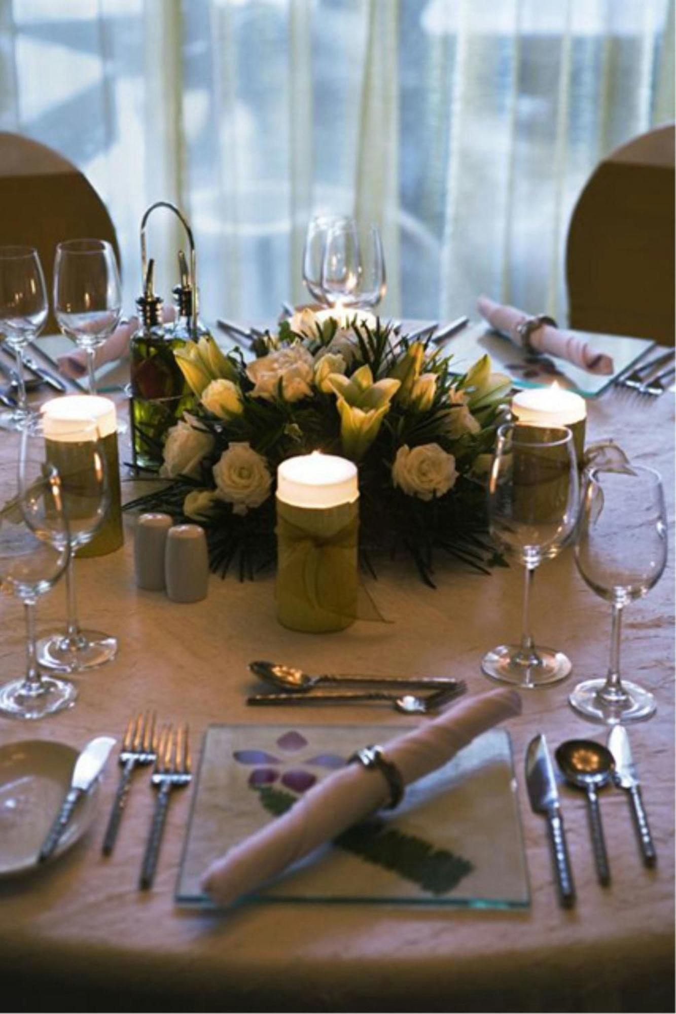 Miri Marriott Resort & Spa Εστιατόριο φωτογραφία A table set for a formal dinner
