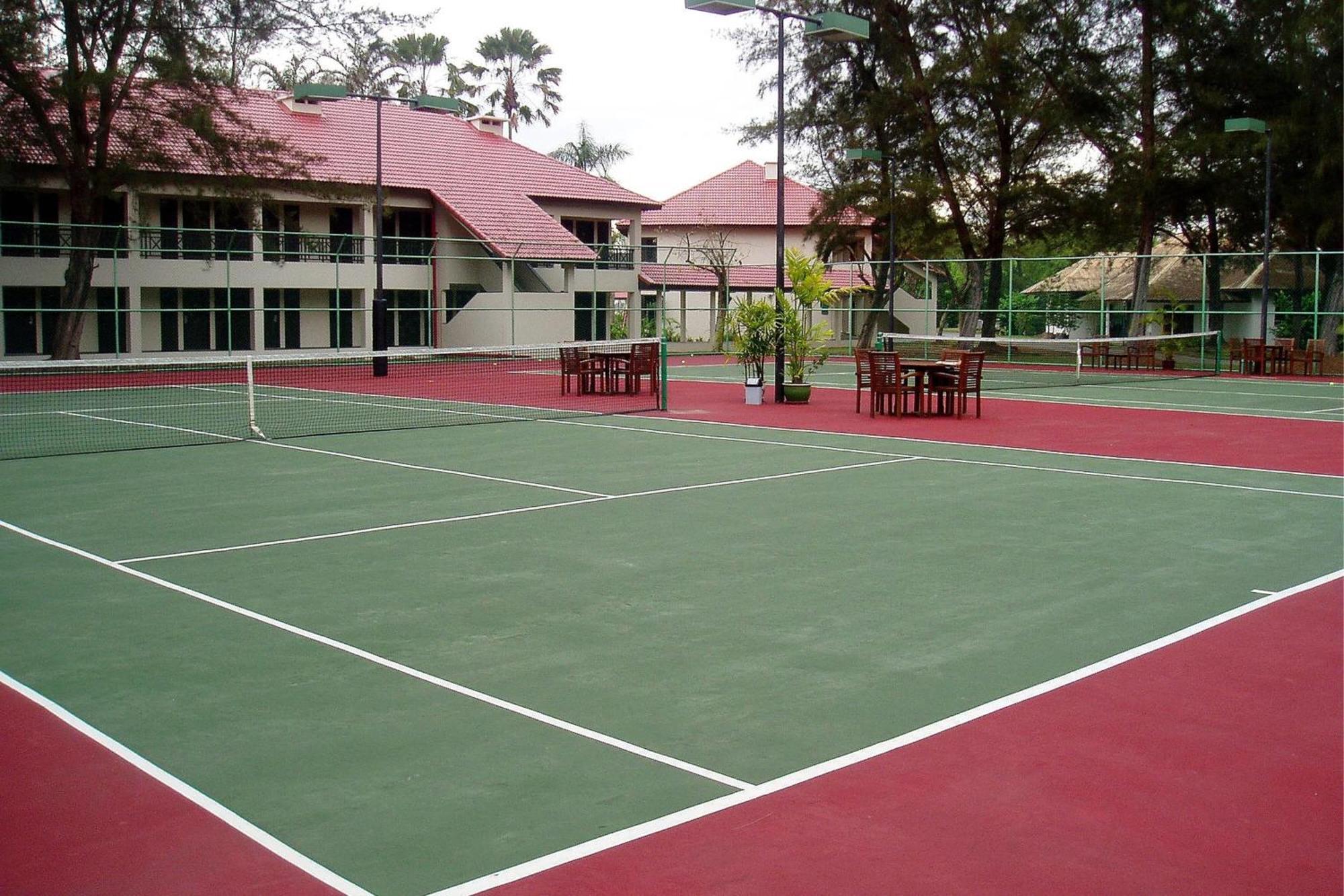 Miri Marriott Resort & Spa Εξωτερικό φωτογραφία Tennis courts at the Royal Selangor Golf & Country Club