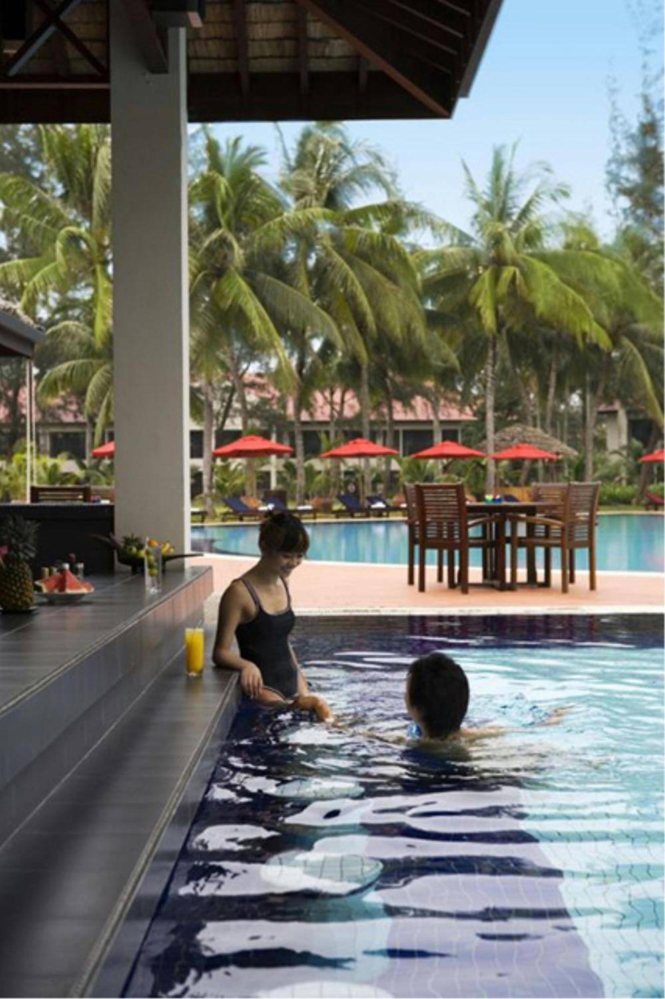 Miri Marriott Resort & Spa Εξωτερικό φωτογραφία Swimming pool at the hotel